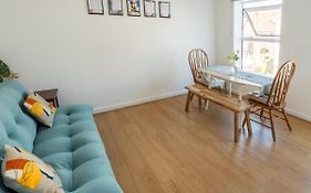 Pass The Keys Modern Stylish Apartment With Parking